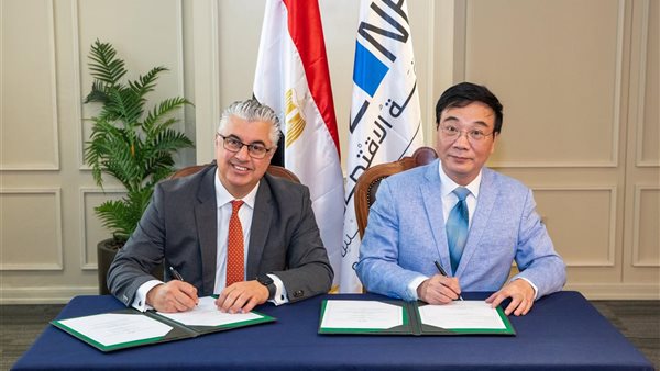 جانب من التوقيع