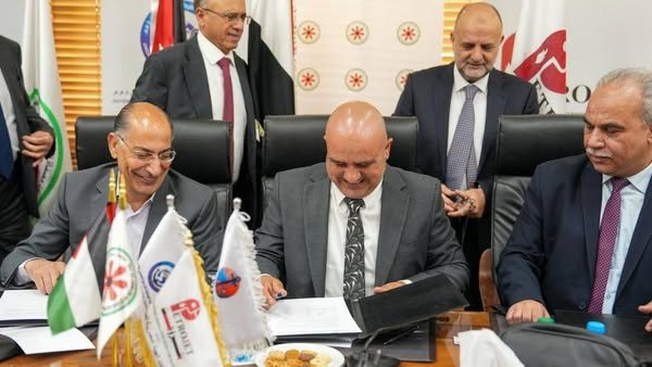 جانب من توقيع الاتفاقية