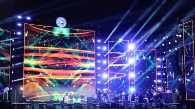 تامر حسني يشعل أجواء حفل تخرج دفعة جديدة من طلاب الجامعة البريطانية في مصر