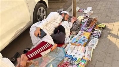 بائع متجول يحتضن طفلته في مشهد إنساني يثير تعاطف السوشيال ميديا