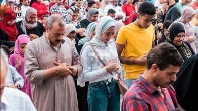 بعد تكرار صلاة الرجال بجوار النساء كل عام.. الأوقاف تحذر المواطنين: مخالفة صريحة للضوابط الشرعية