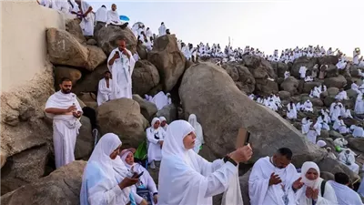 شاهد بالفيديو والصور.. جبل عرفات في مشهد روحاني مؤثر يجمع الحجاج