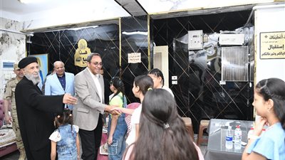 بمناسبة عيد الأضحى.. محافظ قنا يمنح صغار دور الأيتام بقنا ونجع حمادي العيدية