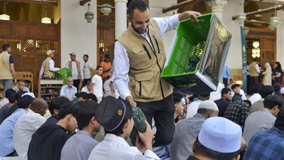 في ليلة عيد الأضحى.. بيت الزكاة يوزع 6000 وجبة إفطار صائم بالجامع الأزهر