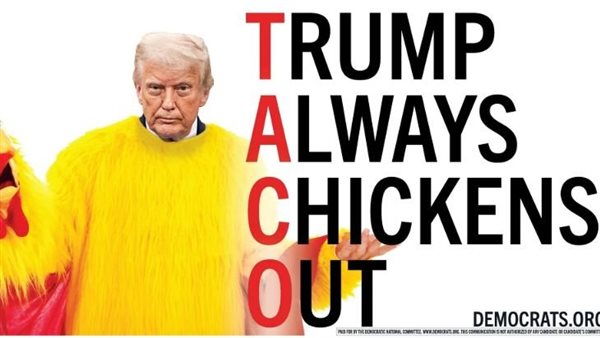 ترامب في زي دجاجة