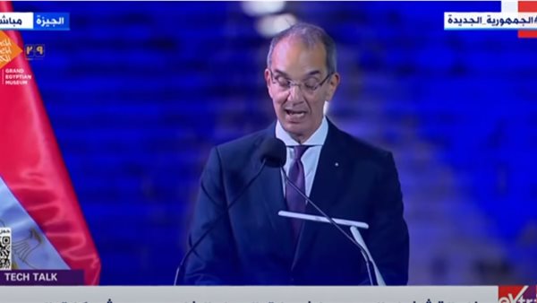 وزير الاتصالات خلال