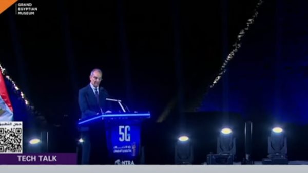 وزير الاتصالات خلال