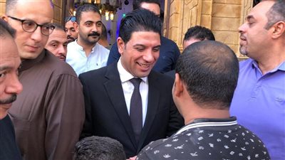 نائب محافظ سوهاج يشارك الصغار فرحتهم ويوزع الحلوى والألعاب عقب صلاة العيد