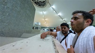 حجاج بيت الله يرمون الجمرات في مشعر منى