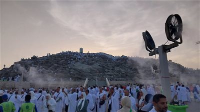 حجاج السياحة يبدأون رمي جمرة العقبة الكبرى في مشعر منى | صور