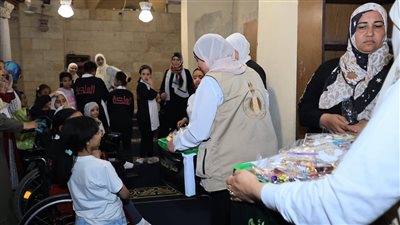 عقب صلاة العيد بالجامع الأزهر.. بيت الزكاة يقدّم الهدايا والحلويات لـ200 صغير من ذوي الهمم | صور