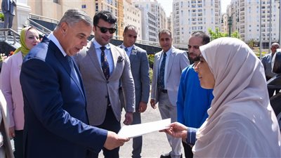 بعد تضررها من العاصفة.. محافظ الإسكندرية يُسلّم توك توك لسيدة تُعيل أسرة كاملة |صور