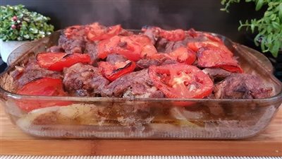 بخلطة سحرية ولذيذة للعيد.. طريقة عمل صينية اللحمة بالبصل في الفرن