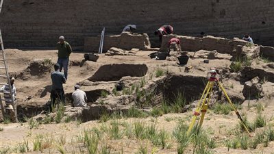 المركز المصري الفرنسي يختتم أعمال التنقيب في معابد الكرنك ويواصل ترميم مكتشفات حي أثري في طيبة | صور 