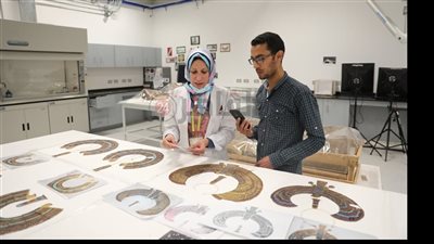 إحياء لروح الفرعون الذهبي.. رحلة ترميم قطع توت عنخ آمون في المتحف المصري الكبير | صور 