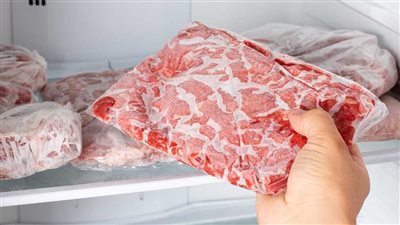 حيلة ذكية.. طريقة فك اللحمة من التجميد بشكل صحيح دون التأثير على الطعم