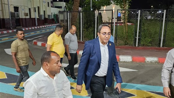 محافظ قنا يتفقد ساحات
