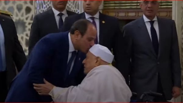 الرئيس يقبل رأس الدكتور