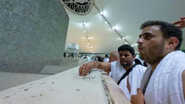 حجاج بيت الله يرمون