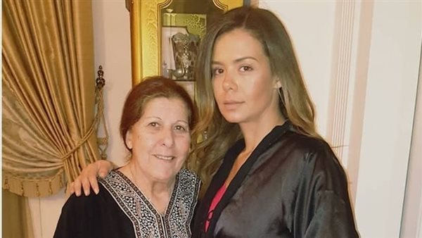 إيمي سالم وجدتها