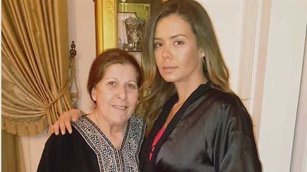 إيمي سالم وجدتها