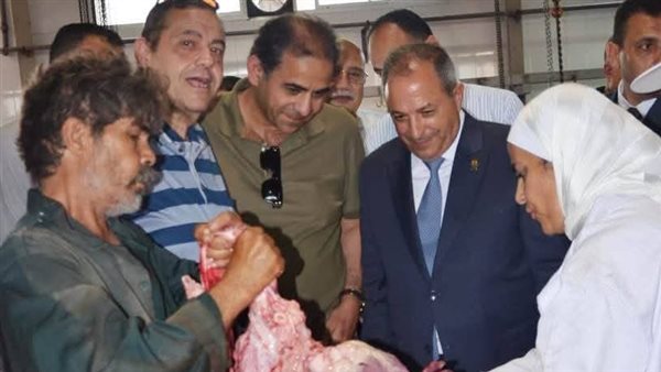 محافظ بورسعيد يهدي