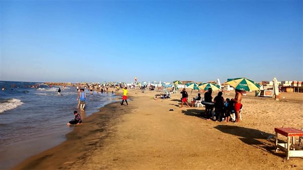 توافد المواطنين على