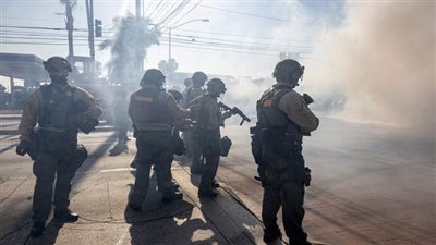 احتجاجات لوس أنجلوس| أزمة بين ترامب وحاكم كاليفورنيا.. ووزيرة الأمن الداخلي تؤكد اعتقال 2000 لاجئ يوميًا 