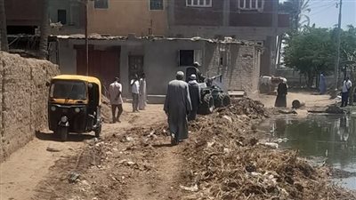 محليات المنوفية تتعامل مع غمر مياه ترعة الباجورية لطريقين في تلا| صور