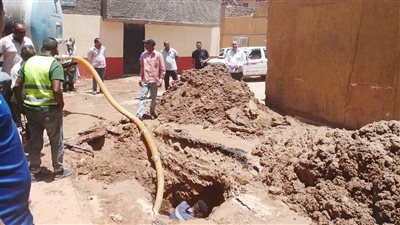 معاون محافظ أسوان يتابع جهود شركة المياه لإصلاح كسورات مفاجئة وعودة الخدمة لعدد من المناطق السكنية