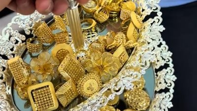 بدلا من الشوكولاتة.. فيديو لـ أتراك يوزعون مشغولات ذهبية كعيدية يتصدر التريند 