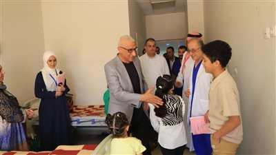 محافظ شمال سيناء يقدم التهنئة للجرحى الفلسطينيين في مستشفى نخل المركزي بمناسبة عيد الأضحى