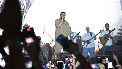 أحمد سعد من حفله بالساحل الشمالي: لسة راجع من الحج وتايب.. وخلاص اتغيرت