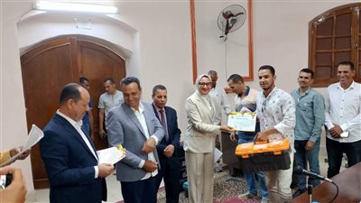 تسليم 22 ماكينة خياطة وشنطة أدوات صيانة لأوائل خريجي دورات مديرية العمل بالوادي الجديد