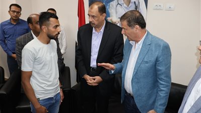 وزير الزراعة لنجل الموظف المصاب بسوهاج: والدك بطل ومخلص في عمله وحقه راجع بالقانون