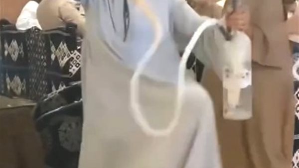 الصغير يؤقص بالشيشة