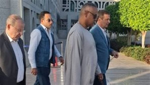 وزير الزراعة في مطار