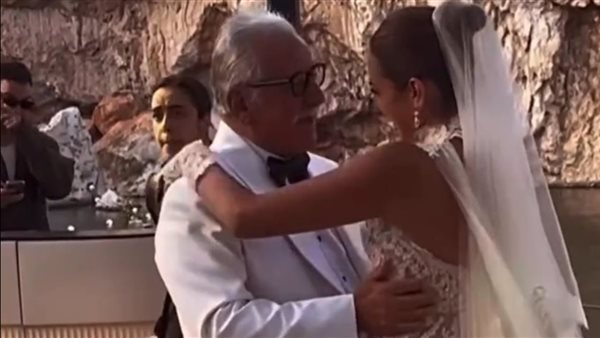 أمينة خليل رفقة والدها