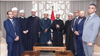 نظف المسجد بنفسه بعد إصابة العامل بحالة إعياء.. وزير الأوقاف يمنح إمامًا بالغربية درع الوزارة ومكافأة 10 آلاف جنيه