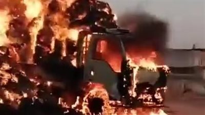 تفحم سيارة محملة بالدريس في الوادي الجديد