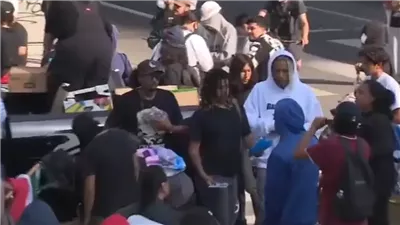  ماذا يحدث في لوس أنجلوس؟.. متظاهرون يوزّعون معدات شغب علنًا وسط تصاعد العنف