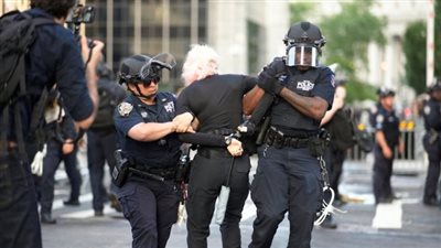 عمدة لوس أنجلوس تعلن عن فرض حظر تجوال ليلي بوسط المدينة وتطبيق حالة الطوارئ المحلية