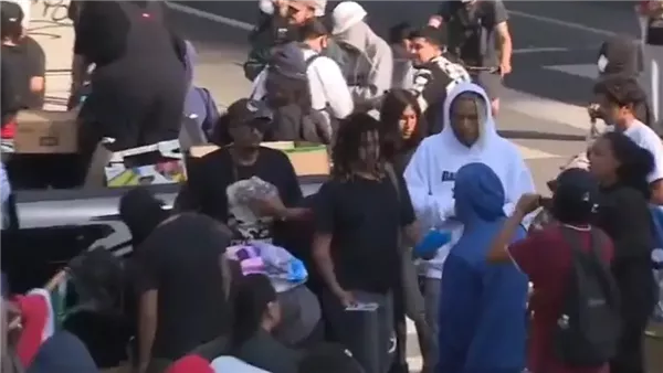 متظاهرون يوزعون أسلحة