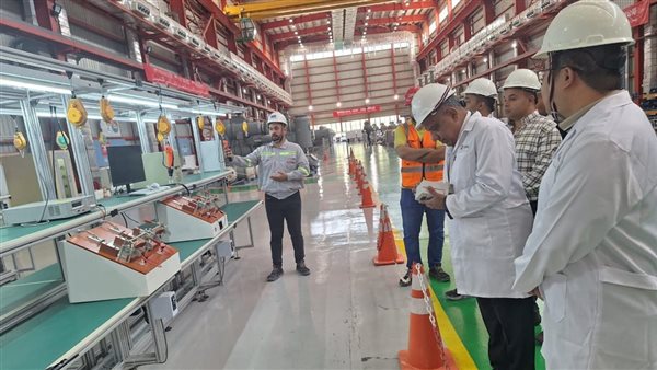 وزير الكهرباء خلال