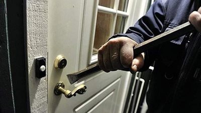 التحقيق مع المتهم بسرقة ذهب وهاتف وأموال من شقة بالقاهرة 