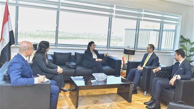 وزير الاستثمار يلتقي مسؤولي شركة AXA العالمية العاملة في مجال التأمين الصحي وتأمينات الحياة