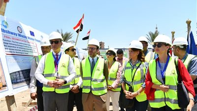 محافظ الفيوم ورئيسة وفد الاتحاد الأوروبي بمصر يتفقدان مشروع تجديد محطة معالجة مياه صرف صحي في أبشواي