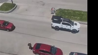 كواليس الفيديو المتداول لمسن يتسول رغم امتلاكه سيارة حديثة.. ما القصة؟