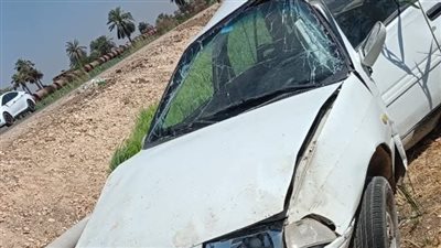 كان هينزل في الترعة.. إصابة شاب في تصادم سيارة ملاكي بعمود إنارة بسوهاج | صور