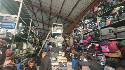 نقل آلاف الطرود من مطار القاهرة إلى المخازن الجمركية تمهيدًا لبيعها بالمزادات